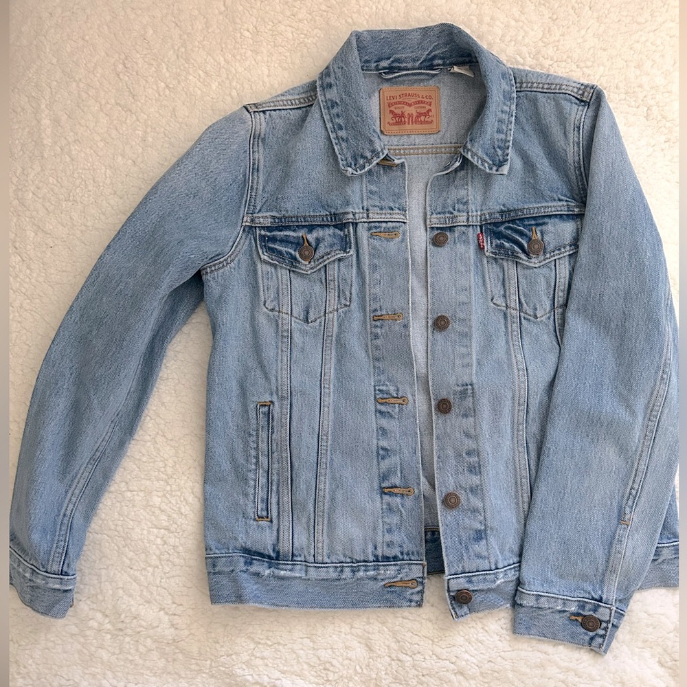 WOMEN’S LEVI’S JEAN JACKET